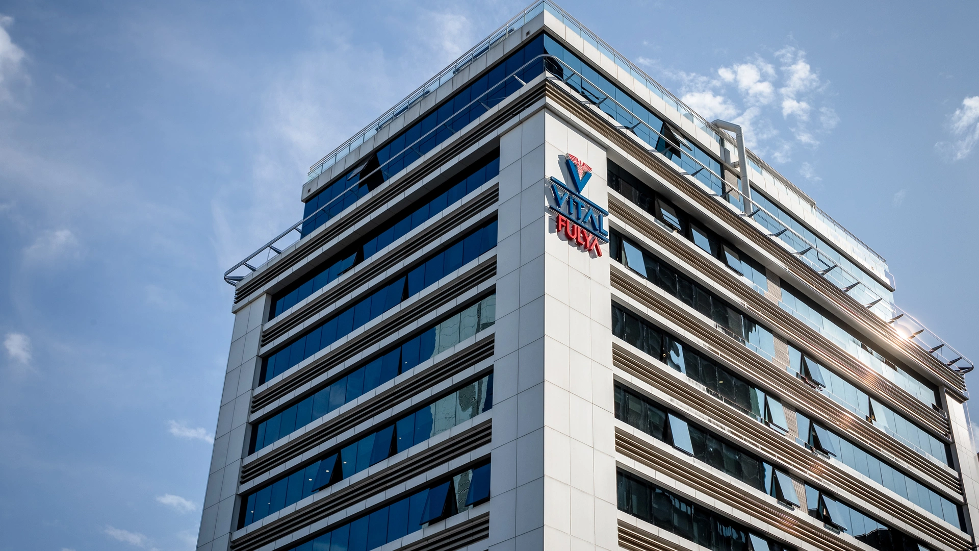 Eslotus Clinics - Gülüşünüze Sanatsal Bir Dokunuş